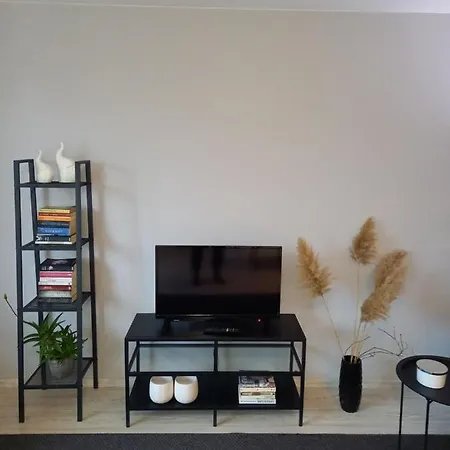 Self -contained Part Of A House With Garden וארנה