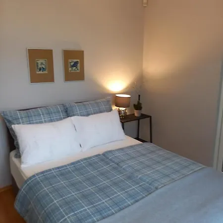 Self -contained Part Of A House With Garden וארנה